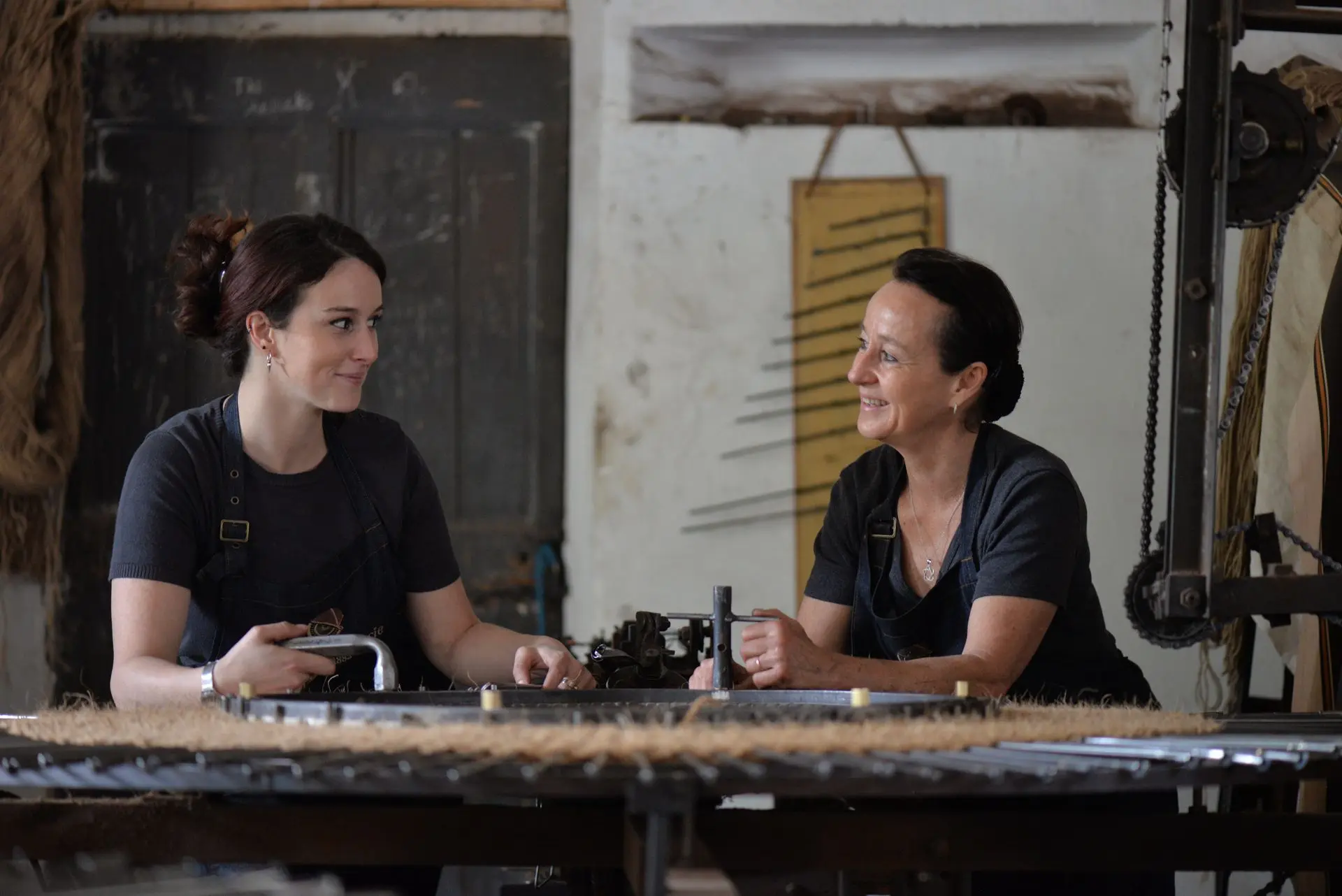 Sophie Villeneuve Fert et Frédérique Fert terminant le tissage d'un Scourtin à l'atelier de fabrication à Nyons.