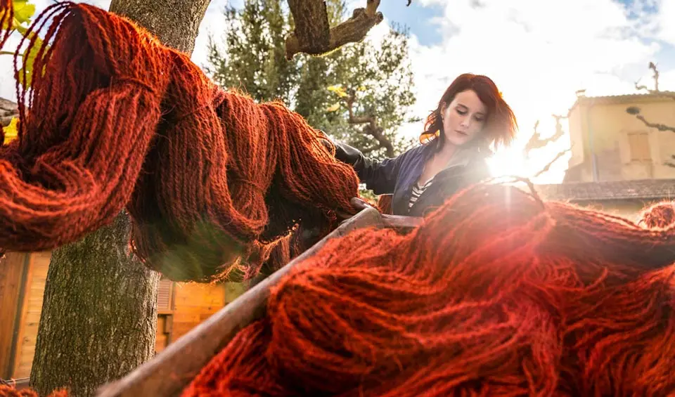 Sophie Villeneuve Fert étend les écheveaux de corde en coco pour les faire sécher après teinture.