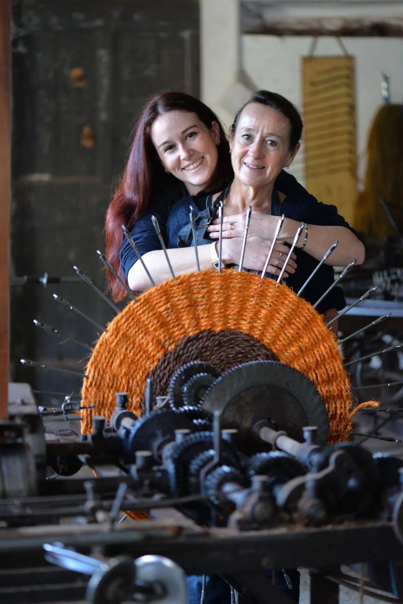 Sophie Villeneuve Fert et Frédérique Fert, devant un Scourtin en court de fabrication dans l'atelier de Nyons.