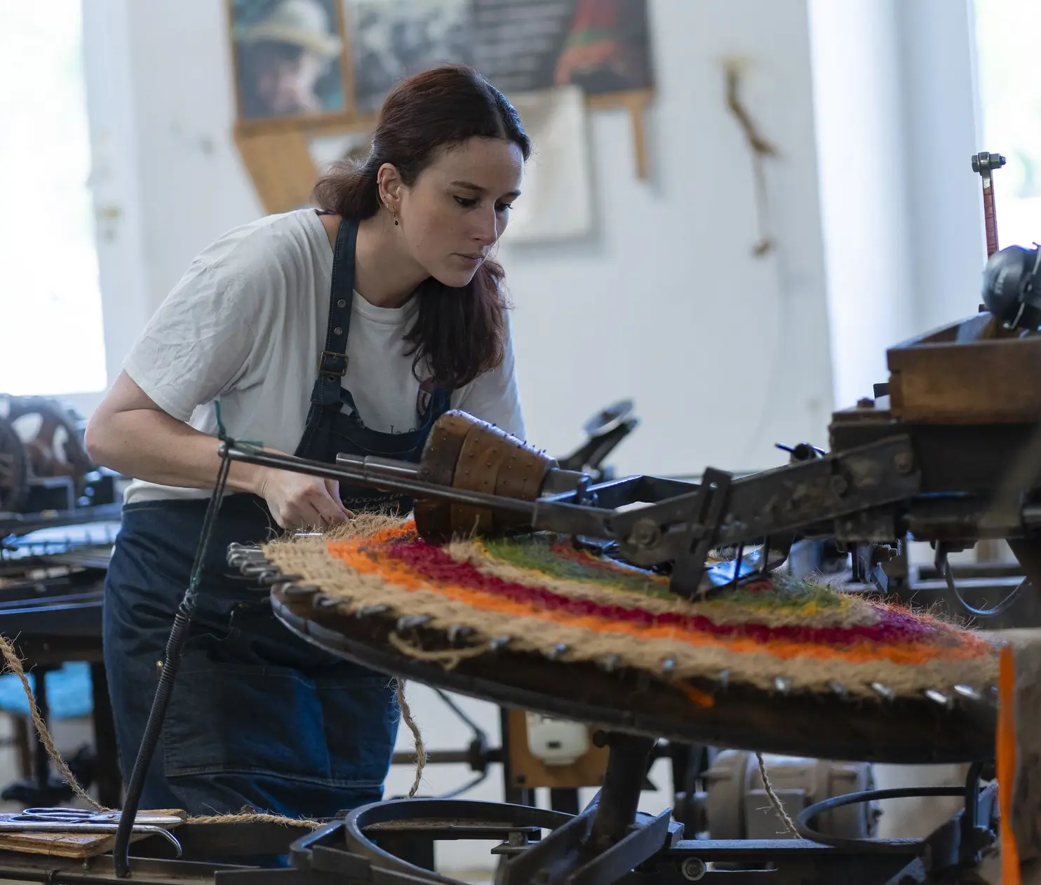 Sophie Villeneuve Fert retire à l'aide d'une machine artisanale les aiguilles d'un Scourtin à l'atelier.