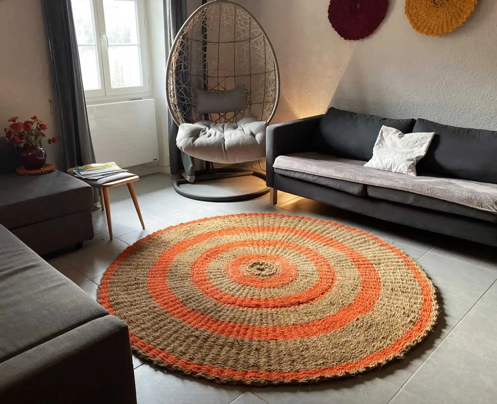 Exemple d'un grand Scourtin circulaire utilisé comme tapis d'ornement dans un salon.