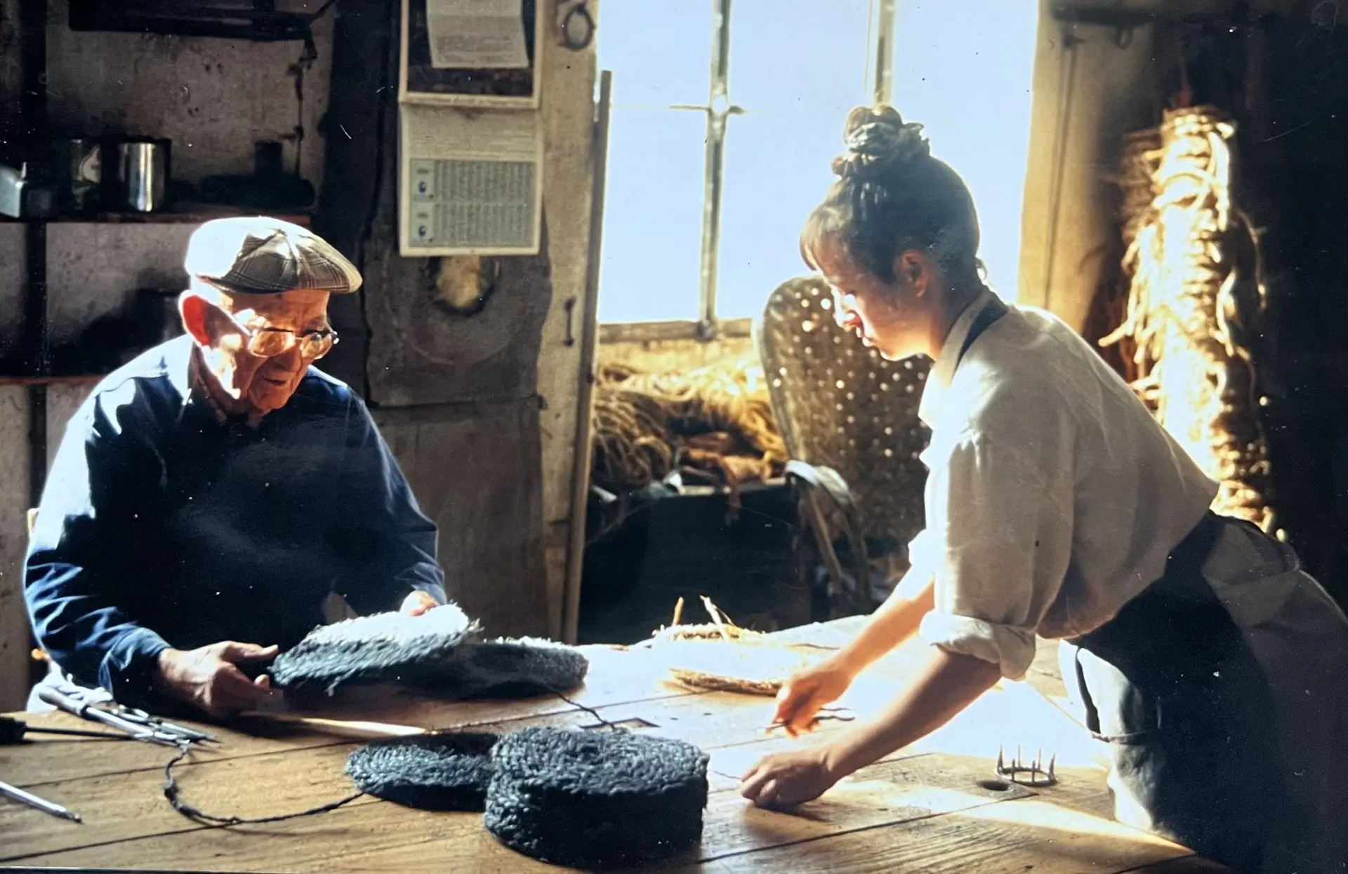 La famille Fert finalisant à la main des dessous de plat en fibre de coco dans l'atelier de Nyons.