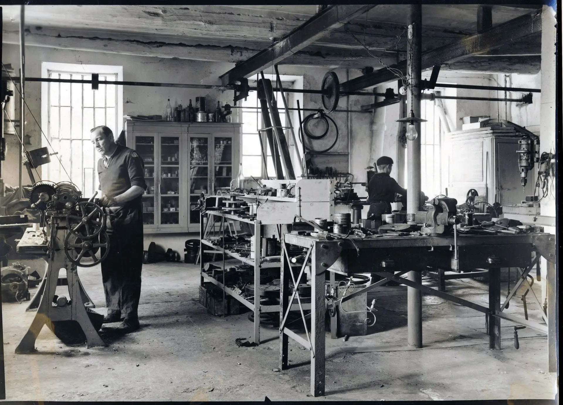 Photo historique de l'atelier de fabrication de la Scourtinerie.