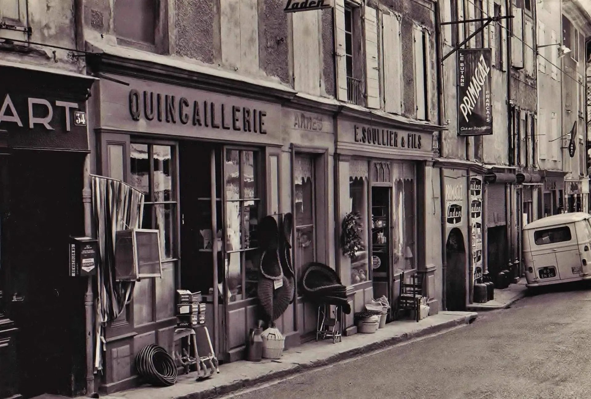 Devanture historique d'une quincaillerie vendant des Scourtins.